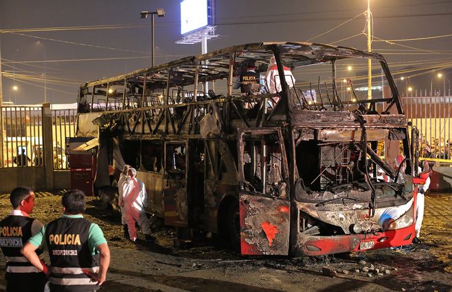 incendio-omnibus-peru-AFP.jpg