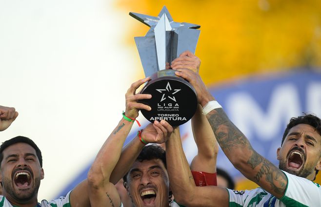 festejos-racing-apertura-2026-foco-uy-(2)