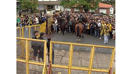 Enfrentamientos entre hinchas y policías afuera del Centenario