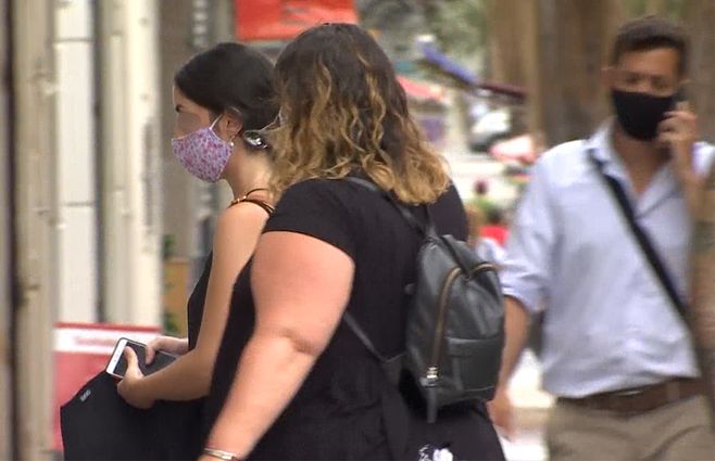 gente-calle-tapabocas-telefono.jpg