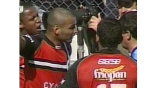 Jugador le dio cachetazo al línea y se fue llorando al vestuario