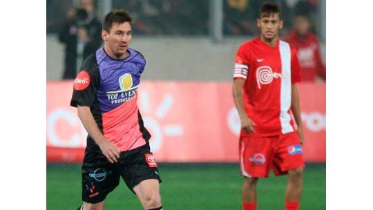 El baile de Neymar a Muslera y Lugano en un amistoso