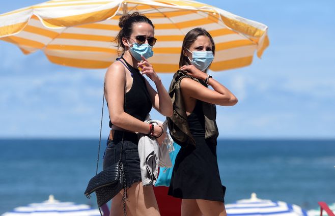 Bañistas en Biarritz en agosto de 2020