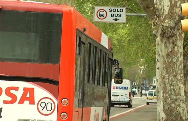 Foto: Subrayado. Ómnibus suburbano por avenida 8 de Octubre.