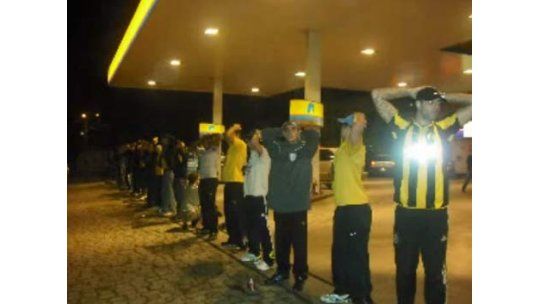 Hinchas de Peñarol robaron comercio a la vuelta de la final