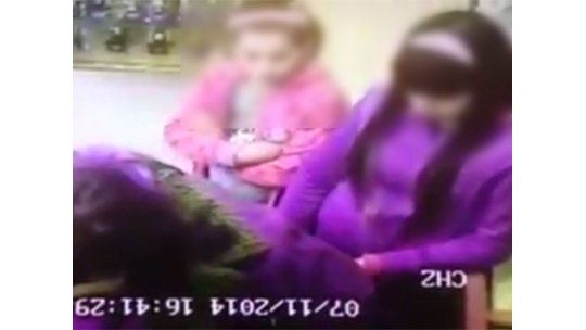 Cámara de seguridad captó a dos niñas robando en un comercio
