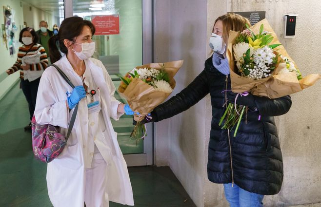 Flores para una funcionaria del Hospital de Burgos - Una escena gratificante en una Espa&ntilde;a sumida en el caos sanitario