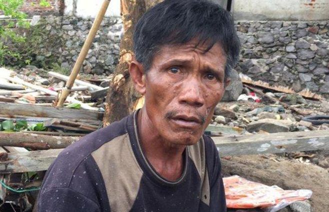 Los ojos de&nbsp;Udin Ahok lo dicen todo sobre la tragedia que debió padecer.&nbsp;