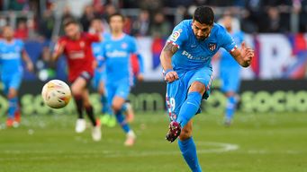 Luis Suárez en el momento de patear al arco, de 30 metros. (Foto: AFP).