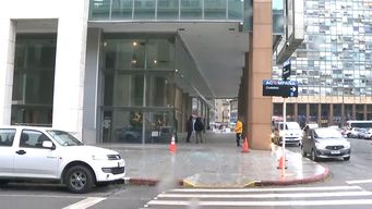 el viento fuerte provoco la rotura y caida de un vidrio de la fachada de la torre ejecutiva