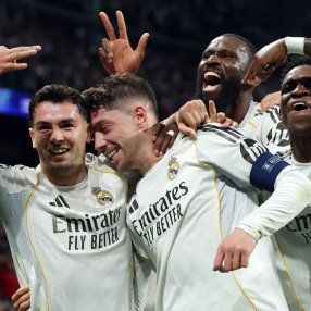 Valverde abrazado y ovacionado por sus compañeros tras convertir el triplete. Foto: AFP Valverde abrazado y ovacionado por sus compañeros tras convertir el triplete. Foto: AFP