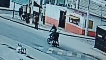 delincuentes mordieron a un policia y le arrancaron parte de un dedo durante una rapina