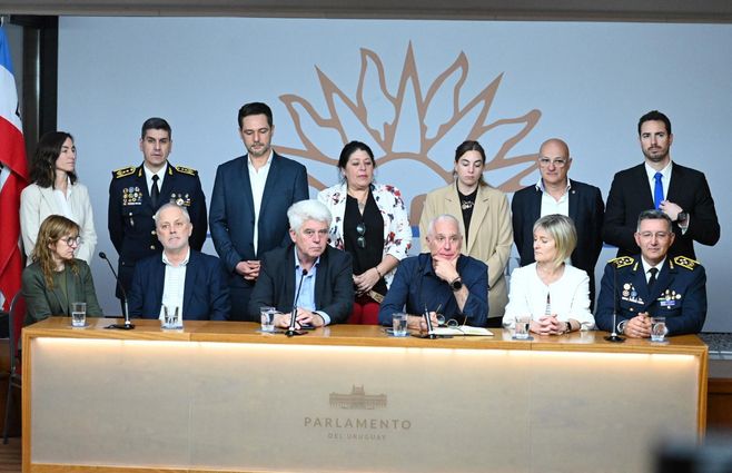 ministro-negro-y-equipo-de-interior-tras-comparecer-a-comision-de-presupuesto-foco-uy