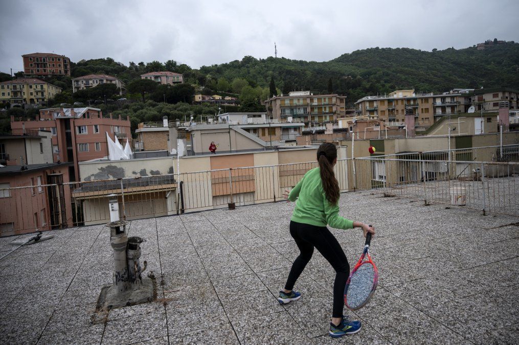 Vittoria Oliveri (frente) juega al tenis con Carola en segundo plano en los tejados de su casa en Finale Ligure, regi&oacute;n de Liguria