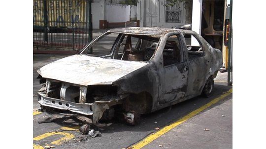 Quisieron secuestrarlo, lo robaron y le prendieron fuego el taxi