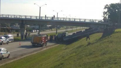camion cisterna cargado de aceite despisto y volco en ruta 1
