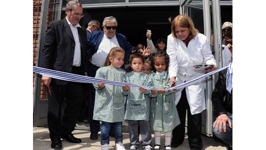 Mujica inauguró escuela en Maroñas y cantó con Pepe Guerra