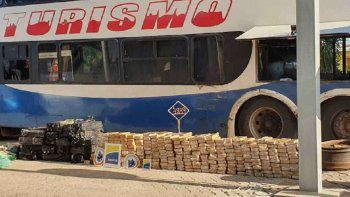 26 detenidos: incautan unos 800 kilos de marihuana en un ómnibus de turismo de Paraguay