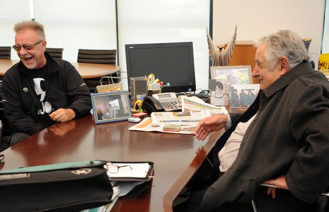 Leon Gieco recibido por Mujica en la Torre Ejecutiva en abril de 2013. El cantautor de Solo le pido a Dios será parte del lanzamiento de campaña