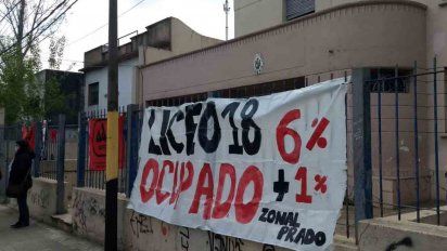 docentes ocupan el liceo 18 en reclamo de auxiliares de servicio