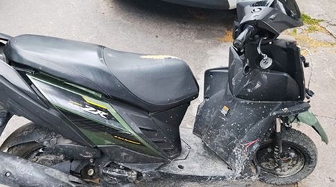 La moto que usaba el delincuente apodado el Monito cuando fue herido y detenido por la Policía. Foto: Jefatura de Policía de Montevideo.