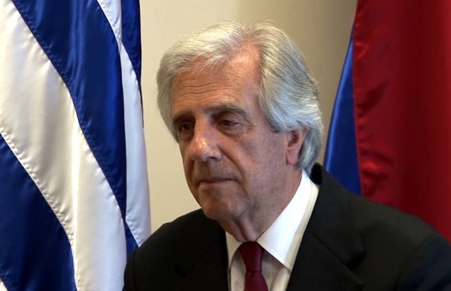 Vazquez-nueva-foto-con-banderas.jpg