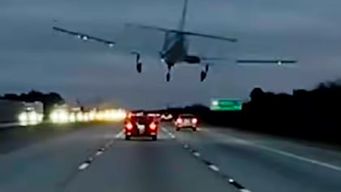 aterrizaje de emergencia en eeuu: una avioneta bajo sobre un auto en una autopista y quedo filmada