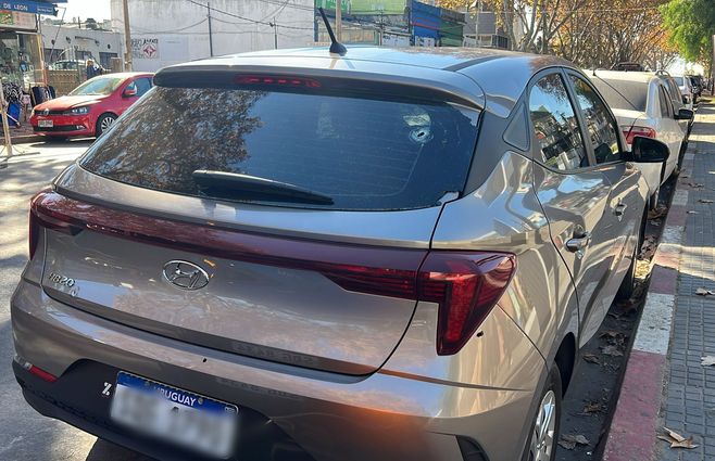 Foto: Subrayado. El auto tiene cuatro impactos de bala; está en la seccional 19ª.