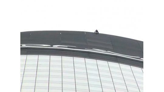 El hombre araña francés escaló un edificio de 170 metros