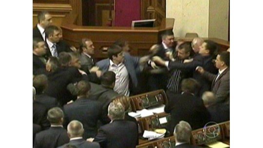 Batalla campal en el Parlamento de Ucrania por crisis con Rusia