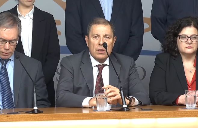 gabriel-oddone-en-parlamento-con-su-equipo