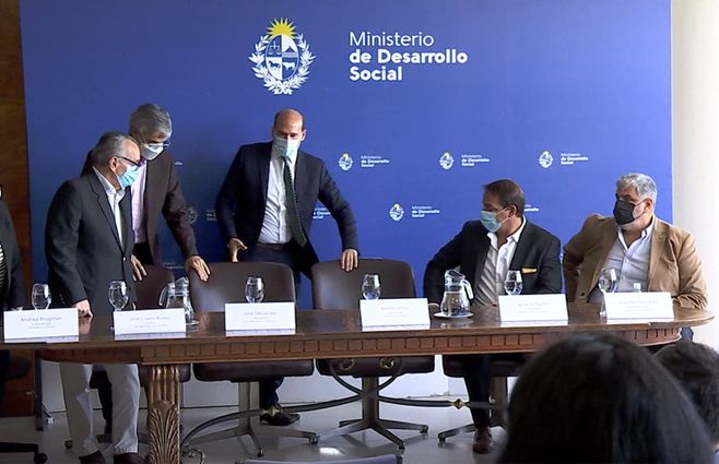 El presidente de Nacional Decurnex, el ministro Lema y el presidente de Peñarol Ruglio.