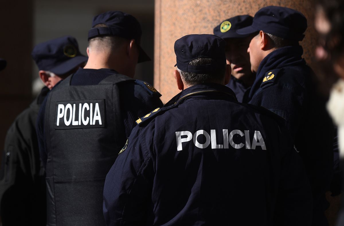 policias-uniforme-seguridad-focouy