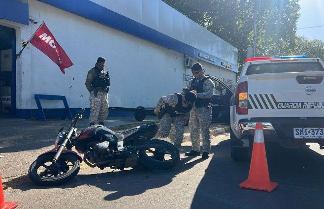 La moto de los delincuentes que rapiñaron a la mujer policía. El ladrón que logró escapar lo hizo en la moto de la policía. Foto: María Eugenia Scognamiglio, Subrayado.