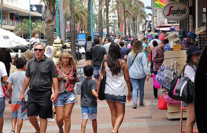gente-caminando-punta-del-este-focouy