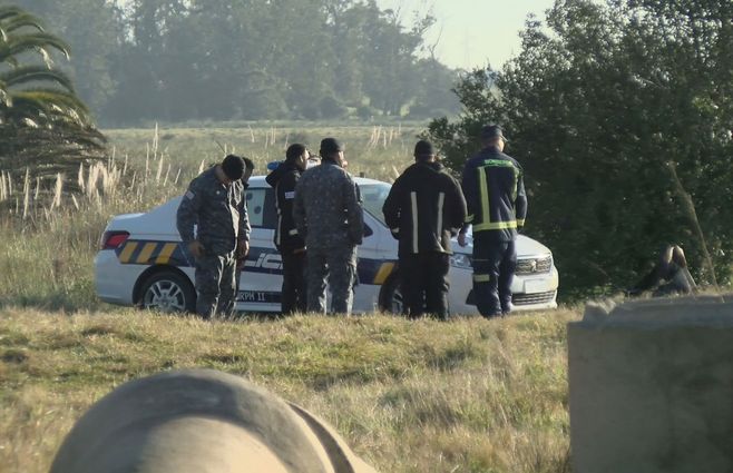 La Policía en el lugar donde hallaron el cuerpo del niño. Foto: Martín Corujo, Subrayado.