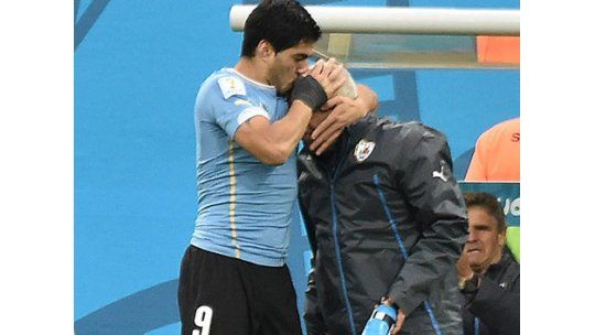 ¿Quién es el  hombre al que besó Luis Suárez después del gol?
