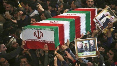 miles de personas pidieron venganza contra ee.uu. en el funeral de soleimani