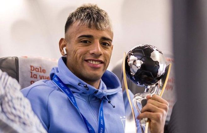 Luciano Rodríguez, goleador de Uruguay, con la Copa del Mundo Sub 20 en el avión. Foto: Selección Uruguaya - AUF en Twitter.