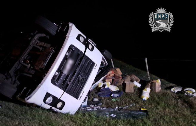 Así quedó el camión que volcó en ruta 3 de San José. Foto: Policía Caminera.
