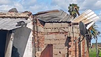 familia perdio todo a raiz del temporal y necesita colaboracion: el viento levanto el techo; los ninos se llevaron un susto grande