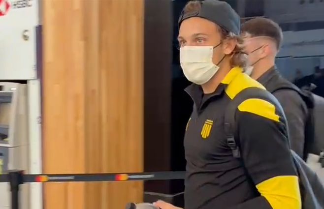 Agustín Canobbio en el aeropuerto de Carrasco, rumbo a Brasil con el resto del plantel de Peñarol.