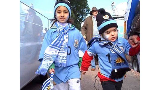 Ecuador-Uruguay en la explanada municipal y Mercado Agrícola