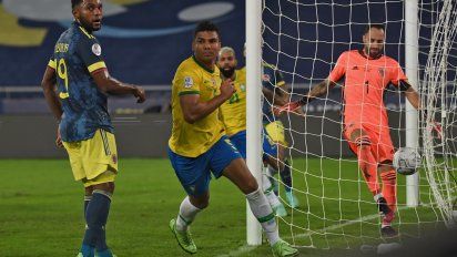 Casemiro festeja su gol ante el arquero colombiano Ospina