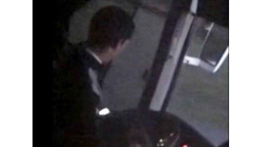 Escribía SMS mientras manejaba un ómnibus y un pasajero lo filmó