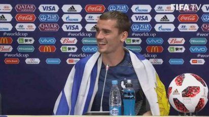 Después de ganar la final del mundo, se puso la bandera sobre los hombros en la conferencia de prensa en una muestra de su gran sentido del humor y buena onda.&nbsp;