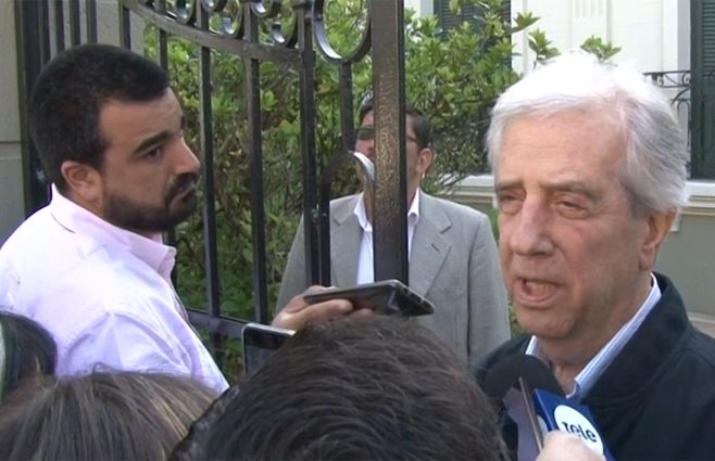 Tabaré Vázquez saliendo de su casa en El Prado a la mesa de votación en La Teja.&nbsp; Habla con la prensa, una tradición que se ha mantenido en el tiempo desde 2005.&nbsp;