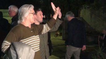 Foto: captura Subrayado. Mary Zabalkin, viuda de Roslik, y su hijo Valery, al finalizar la audiencia.&nbsp;