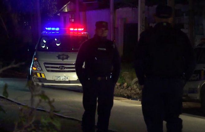 homicidio-noche-patrullero-policial-escena-crimen-barrio.jpg