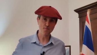 embajador britanico desfilo en la patria gaucha pero cayo del caballo y debio ser atendido en el hospital